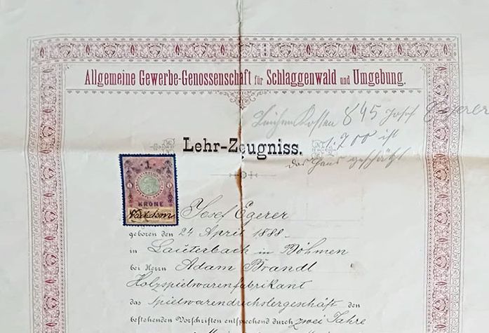 Die übliche Mixtur an Typografie und Kalligrafie, alles, was die Zeit um 1900 so hergibt. Einerseits schlichte Antiqua, serifenbetont, dazu ein Fließtext in einer Schwabacher Variation. Der Lückentext ist dann ganz virtuos in Englischer Schreibschrift von Hand mit der Spitzfeder geschrieben. Ein handschriftlicher Zusatz mit Bleistift in Deutscher Kurrent.